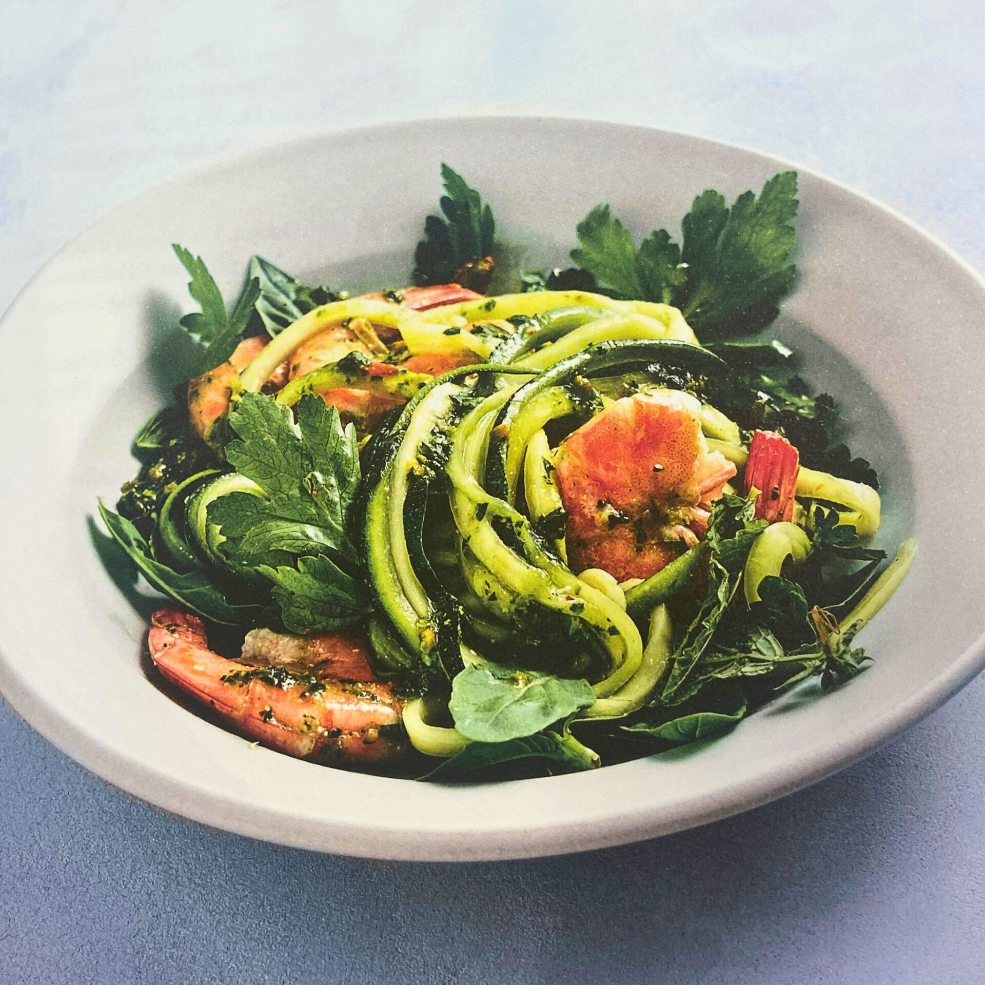 Gemüse-Spaghetti mit Minzpesto