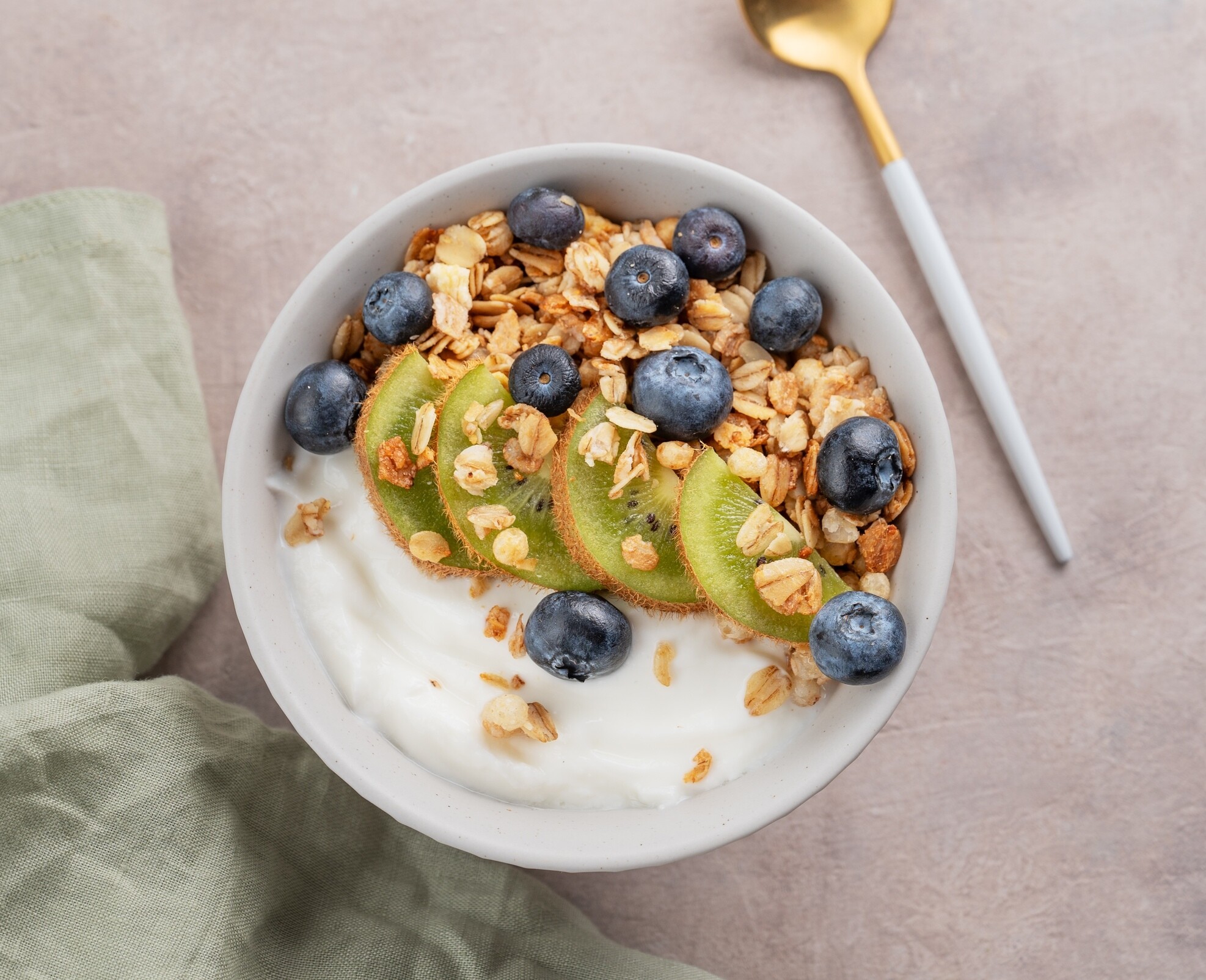 Kiwi-Blaubeer-Bowl mit Granola – fruchtig, knusprig & reich an Vitamin C