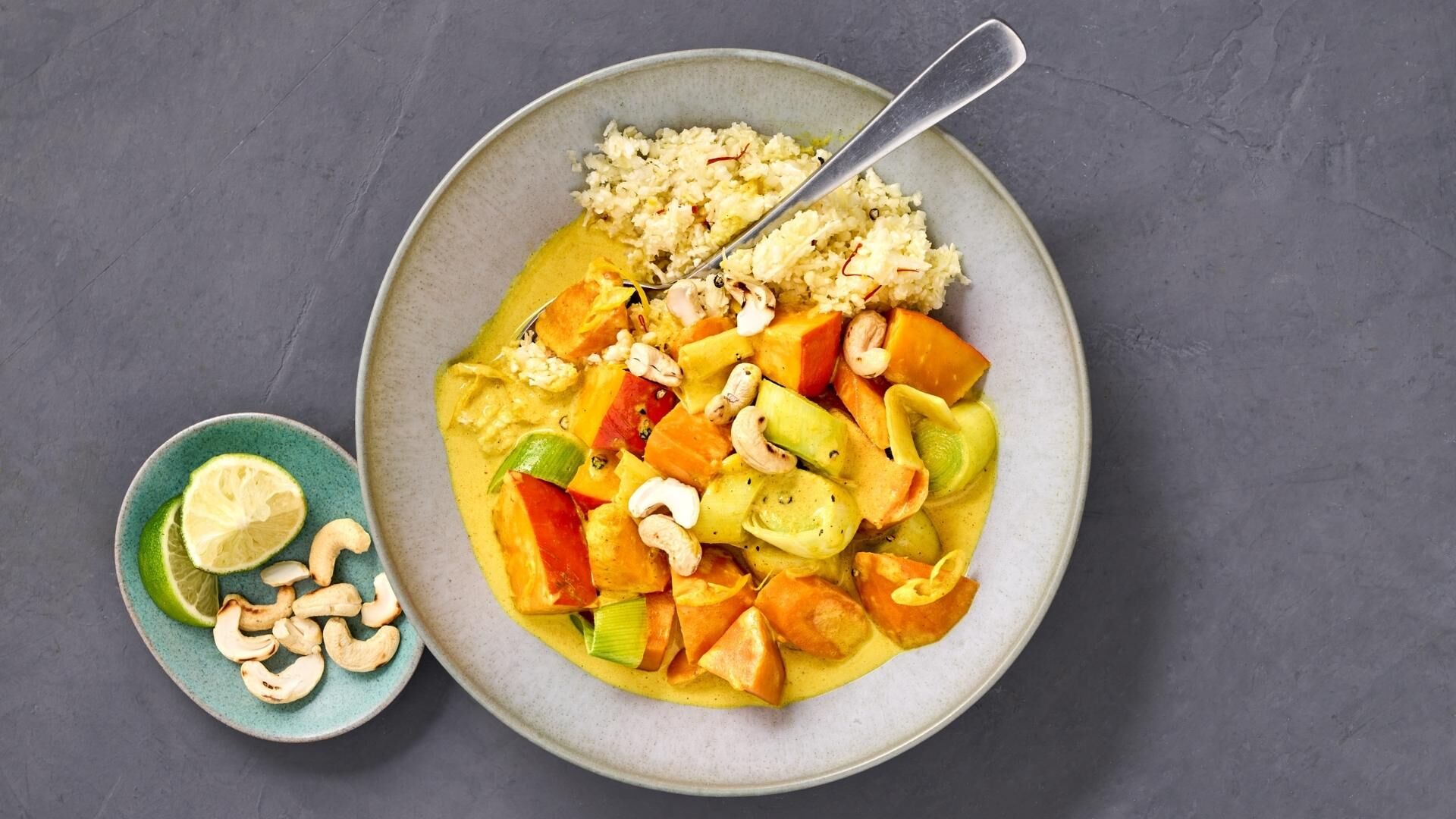 Gemüse-Curry mit Kurkuma und Ingwer und Safran-Blumenkohlreis