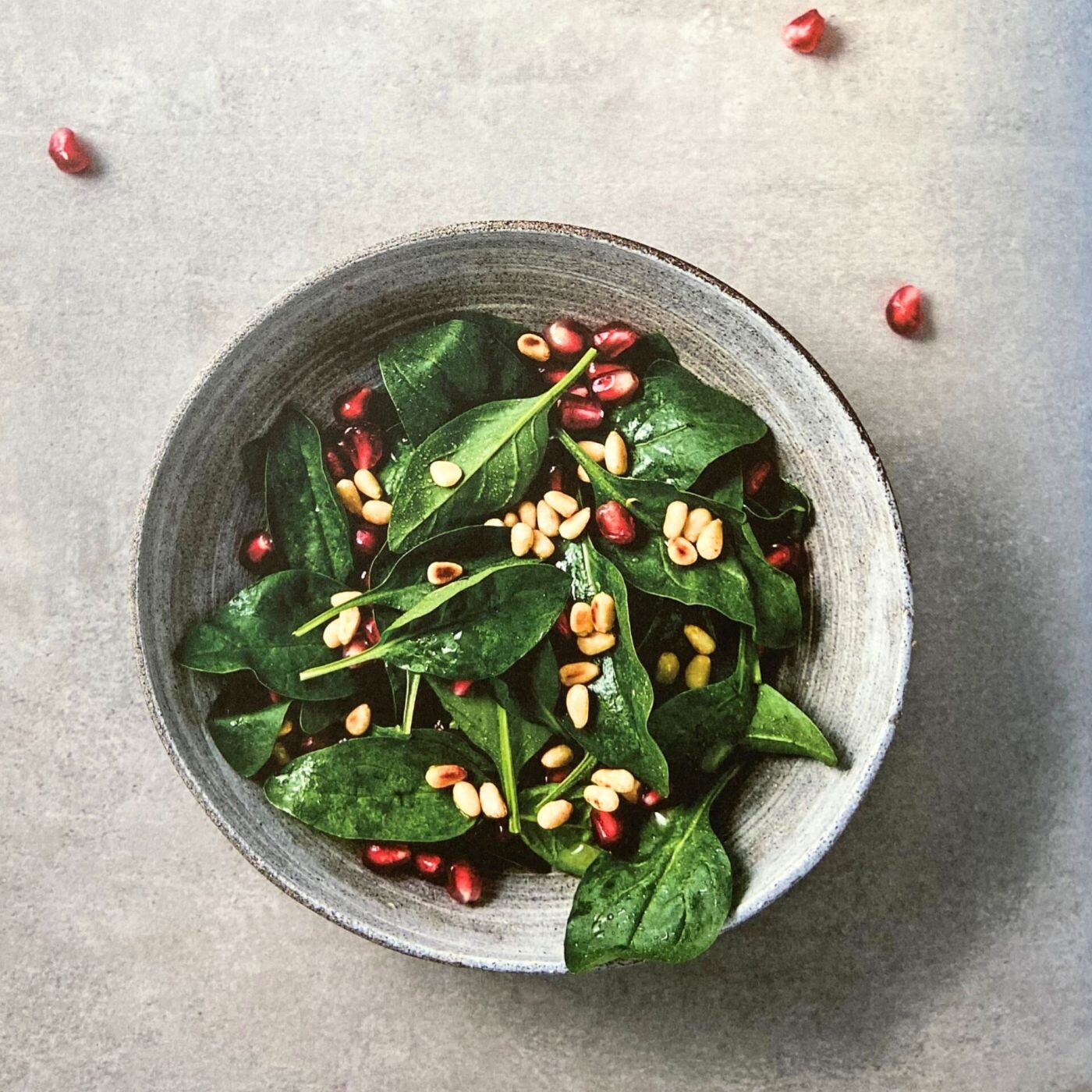 Spinatsalat mit frischen Kräutern – Leicht, nährstoffreich & vegan ... Spinatsalat mit frischen Kräutern – Leicht, nährstoffreich & vegan ...