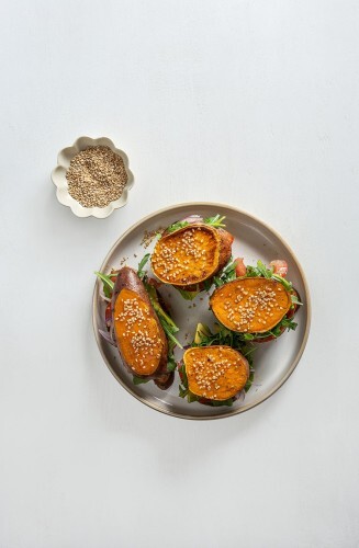 Vegane Süßkartoffel-Burger mit Zucchini-Patties, Avocado und Tahini-Sauce