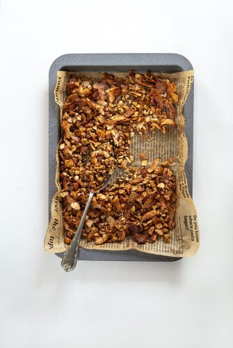 nuspriges Granola mit Walnüssen, Kokoschips und aromatischem Manuka-Honig.